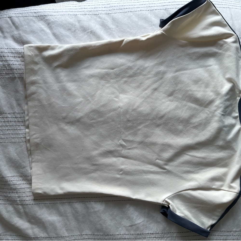 Lioness Blue and White heavier weight stretchy tee. - Picture 4 of 4